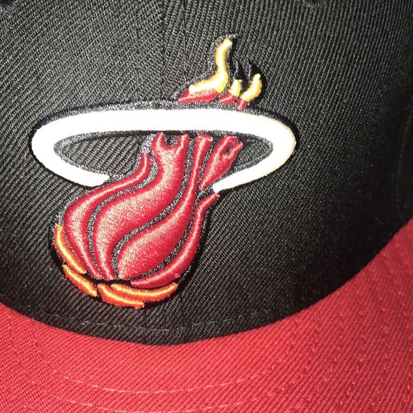Vintage Miami Heat Hat Cap Retro Fitted Mens 7 1/2 Black Red New Era NBA HWC - Picture 2 of 8